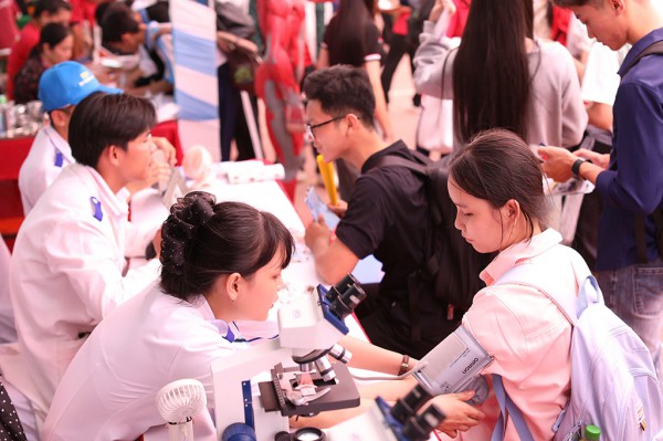 Tuyển sinh ĐH 2026: Thêm nhiều tổ hợp môn mới cho ngành sức khỏe