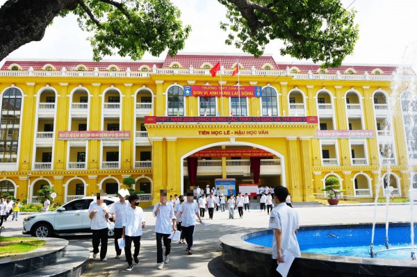 Vụ 'hỗ trợ thí sinh' trong kỳ thi tốt nghiệp THPT 2026: Mẹ thí sinh nhờ vả