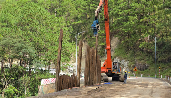 Đà Lạt bị sạt lở 'bao vây', giải pháp ATGT nào cho phố ngàn hoa? Đà Lạt bị sạt lở 'bao vây', giải pháp ATGT nào cho phố ngàn hoa?