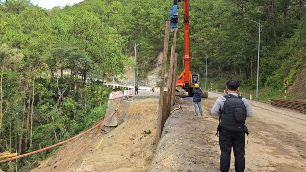 Đèo Prenn Đà Lạt sau hơn 1 năm nâng cấp bị sụt lún nghiêm trọng Đèo Prenn Đà Lạt sau hơn 1 năm nâng cấp bị sụt lún nghiêm trọng