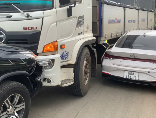 Tai nạn liên hoàn trên quốc lộ 28B đi Đà Lạt, đèo Đại Ninh ùn tắc kéo dài