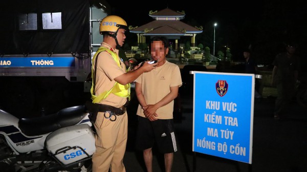 Tài xế nói 'chỉ uống 1, 2 lon bia', nhưng đều vượt nồng độ cồn kịch khung Tài xế nói 'chỉ uống 1, 2 lon bia', nhưng đều vượt nồng độ cồn kịch khung