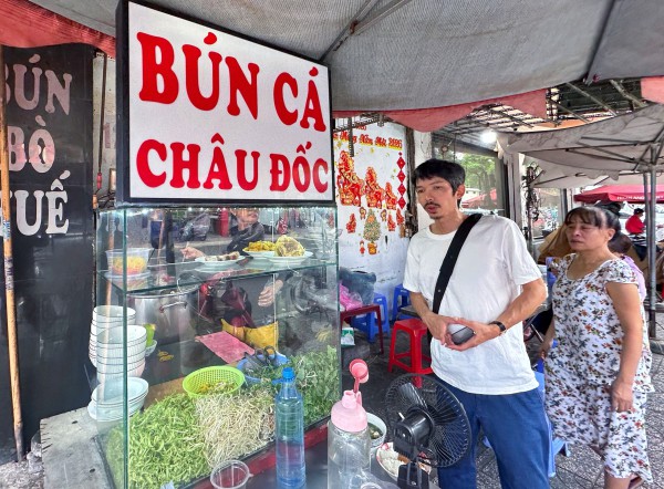 Ăn bún cá Châu Đốc nổi tiếng ở trung tâm TP.HCM, tìm giai thoại 'ngày xửa ngày xưa' Ăn bún cá Châu Đốc nổi tiếng ở trung tâm TP.HCM, tìm giai thoại 'ngày xửa ngày xưa'