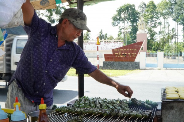 Bò nướng lá cách 32 năm ven quốc lộ: Vợ chồng miền Tây bán giờ 'độc' Bò nướng lá cách 32 năm ven quốc lộ: Vợ chồng miền Tây bán giờ 'độc'