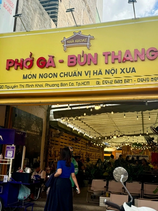 Các hàng quán bắt đầu gắn biển hiệu cập nhật tên phường mới ở TP.HCM