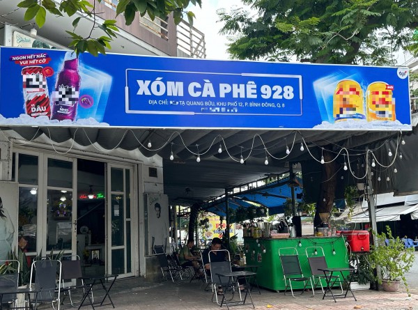 Các hàng quán bắt đầu gắn biển hiệu cập nhật tên phường mới ở TP.HCM