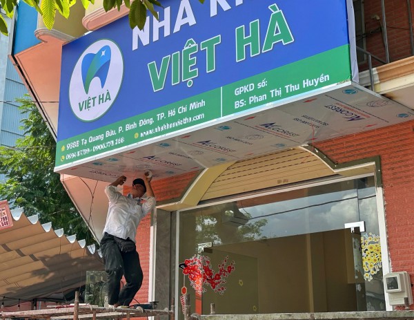 Các hàng quán bắt đầu gắn biển hiệu cập nhật tên phường mới ở TP.HCM