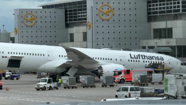 Sập càng đáp trước máy bay Boeing, nhiều người bị thương Sập càng đáp trước máy bay Boeing, nhiều người bị thương