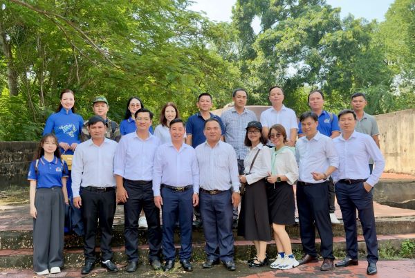 Đại diện địa phương cùng đoàn SCTV tham quan tại di tích Đồn Rạch Cát