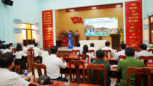 Quang cảnh buổi lễ ký kết tại UBND xã Long Hựu
