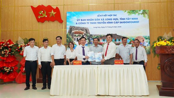 Ông Nguyễn Minh Toãn - Chủ tịch UBND xã Long Hựu và Ông Lương Quốc Huy – Tổng Giám đốc SCTV cùng ký kết hợp tác