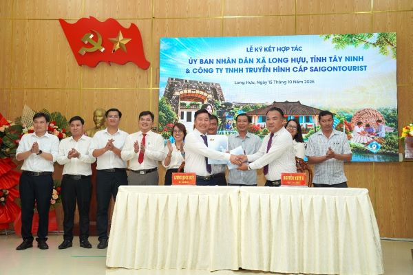 Ông Nguyễn Nhựt Á, PGĐ TT Cung Ứng DV Sự Nghiệp Công Xã Long Hựu và Ông Lương Quốc Huy, Tổng Giám đốc SCTV ký hợp đồng truyền thông