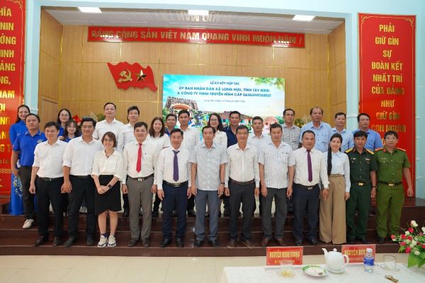 Đoàn SCTV và đại diện UBND xã Long Hựu chụp hình kỷ niệm