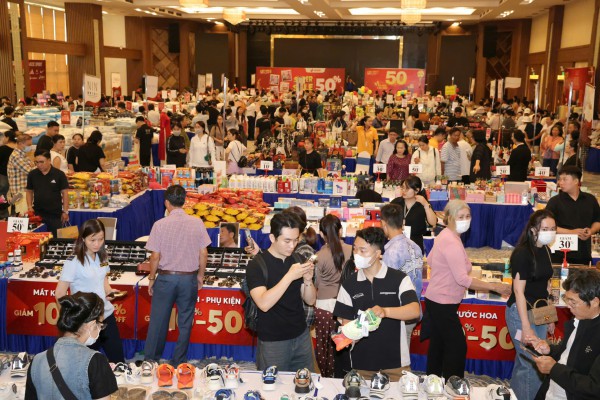 Cần Thơ bán hàng hiệu với nhiều 'ưu đãi' trong dịp lễ 30.4 và 1.5 Cần Thơ bán hàng hiệu với nhiều 'ưu đãi' trong dịp lễ 30.4 và 1.5