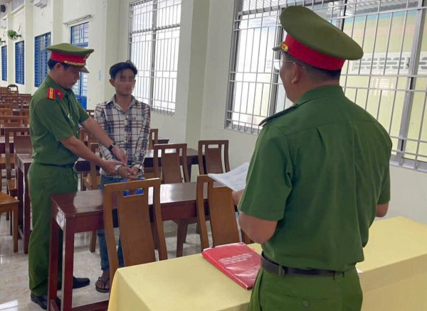 Khởi tố người đàn ông dụ dỗ bé gái 14 tuổi về nhà giao cấu Khởi tố người đàn ông dụ dỗ bé gái 14 tuổi về nhà giao cấu