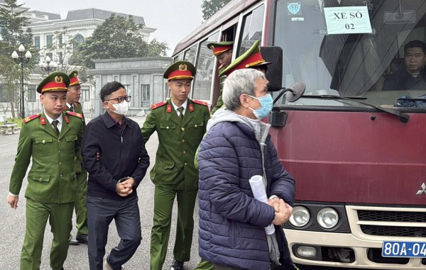 Tòa tháp ngàn tỉ 'đắp chiếu' 10 năm, cựu sếp VICEM hầu tòa vì gây lãng phí
