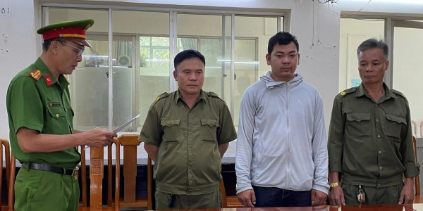 TP.HCM: Khởi tố thanh niên lái xe che biển số rồi tạt sơn vào nhà hàng xóm TP.HCM: Khởi tố thanh niên lái xe che biển số rồi tạt sơn vào nhà hàng xóm