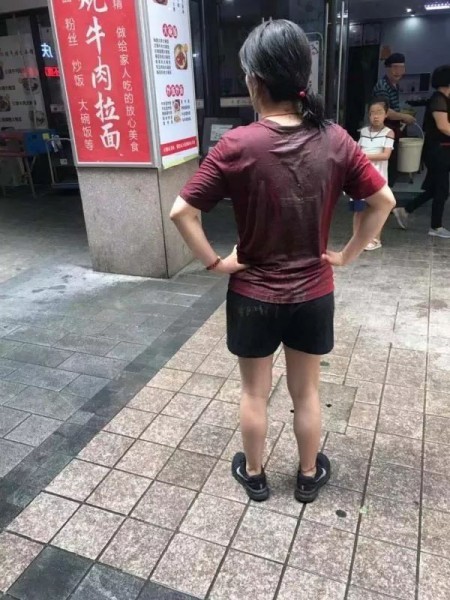 Đang yên đang lành cô gái hứng trọn xô nước bẩn dội từ trên cao, gội đầu 7-8 lần không hết mùi khiến mọi người quan ngại về ý thức công cộng