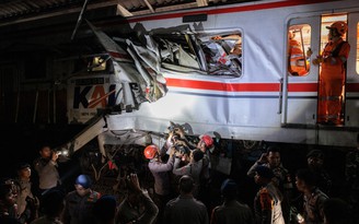 Hai xe lửa đâm nhau gần Jakarta, 7 người chết, nhiều người bị thương