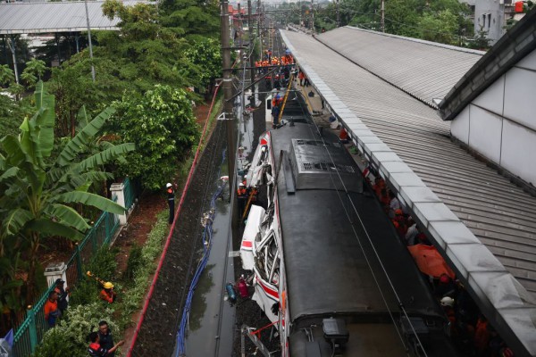 Hai xe lửa đâm nhau gần Jakarta, 7 người chết, nhiều người bị thương Hai xe lửa đâm nhau gần Jakarta, 7 người chết, nhiều người bị thương