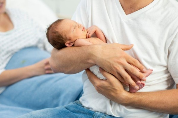 Hào hứng đón con mới chào đời, người đàn ông "đứng hình" khi nghe câu nói của em trai rồi vội vàng quyết định đưa con đi xét nghiệm ADN