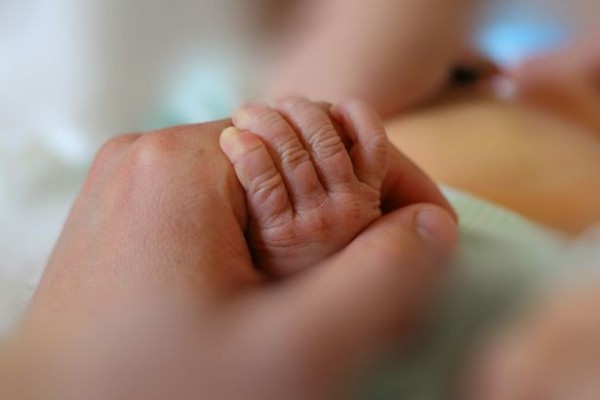 Hào hứng đón con mới chào đời, người đàn ông "đứng hình" khi nghe câu nói của em trai rồi vội vàng quyết định đưa con đi xét nghiệm ADN