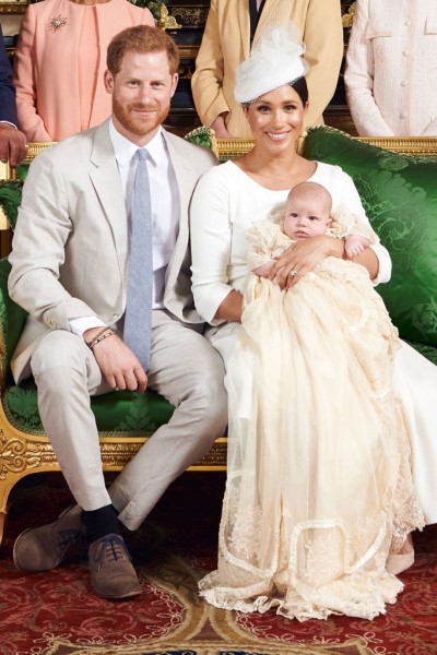 Hoàng tử Harry trở thành tâm điểm chỉ trích vì 1 đôi giày, Meghan Markle lại bị cộng đồng mạng réo tên là người vợ ích kỷ chỉ nghĩ cho mình