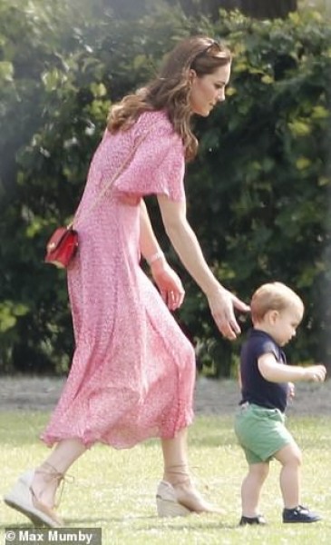 Hoàng tử Louis "đánh bật" con trai nhà Meghan, trở thành nhân vật HOT nhất trong sự kiện với một loạt biểu cảm khiến người hâm mộ phát cuồng