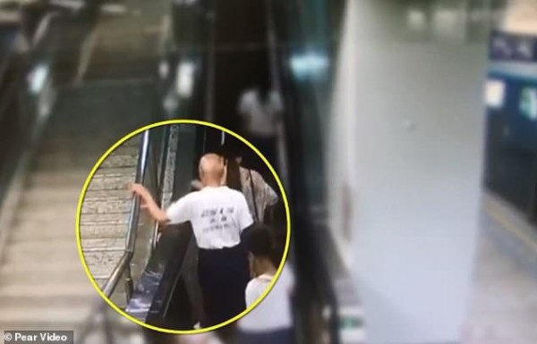 Khoảnh khắc thót tim: Mẹ "làm rơi" con gái 5 tháng tuổi trên thang cuốn đang chạy, cả loạt người ngã nhào theo để đỡ đứa trẻ