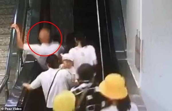 Khoảnh khắc thót tim: Mẹ "làm rơi" con gái 5 tháng tuổi trên thang cuốn đang chạy, cả loạt người ngã nhào theo để đỡ đứa trẻ