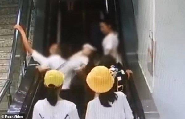 Khoảnh khắc thót tim: Mẹ "làm rơi" con gái 5 tháng tuổi trên thang cuốn đang chạy, cả loạt người ngã nhào theo để đỡ đứa trẻ