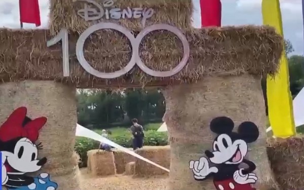 Mê cung khổng lồ chủ đề chuột Mickey