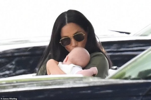 Meghan Markle lần đầu đưa bé Archie xuất hiện công khai nhưng cách nàng dâu hoàng gia bế con khiến ai cũng thương cho đứa trẻ