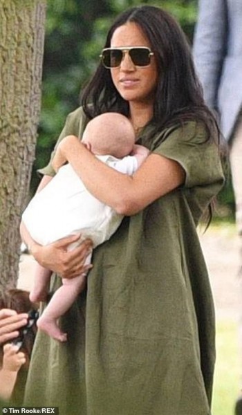 Meghan Markle lần đầu đưa bé Archie xuất hiện công khai nhưng cách nàng dâu hoàng gia bế con khiến ai cũng thương cho đứa trẻ