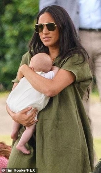 Meghan Markle lần đầu đưa bé Archie xuất hiện công khai nhưng cách nàng dâu hoàng gia bế con khiến ai cũng thương cho đứa trẻ