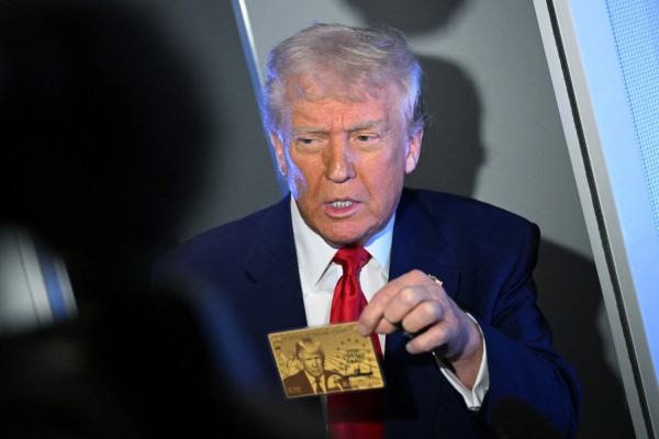 Ông Trump tung phiên bản 'thẻ vàng' 1 triệu USD cho người muốn mua đường vào Mỹ Ông Trump tung phiên bản 'thẻ vàng' 1 triệu USD cho người muốn mua đường vào Mỹ