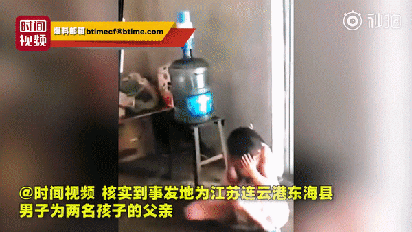 Phẫn nộ với đoạn video người đàn ông đánh hai đứa con thừa sống thiếu chết với lý do không thể tin nổi
