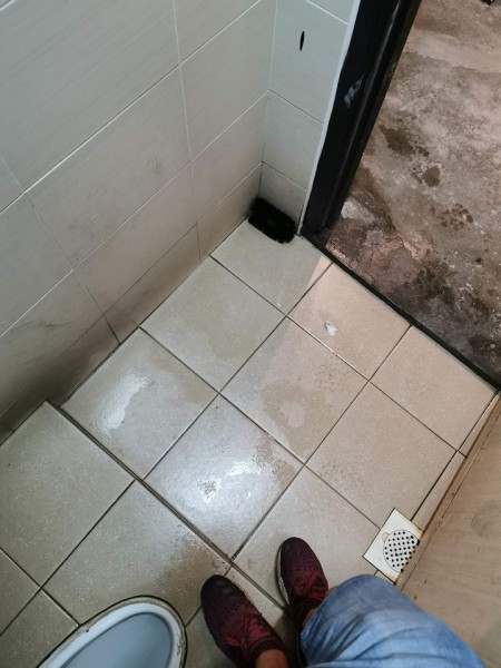 Sốc: Phát hiện camera quay lén giấu trong bàn chải cọ toilet, chị em cần hết sức cẩn trọng khi đi vệ sinh ở chỗ lạ