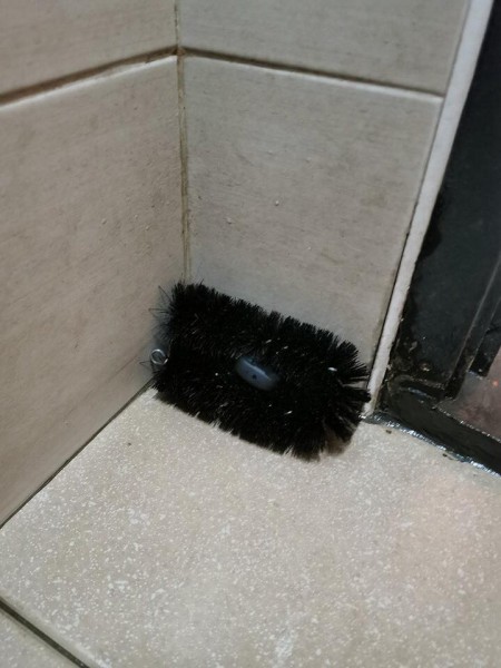 Sốc: Phát hiện camera quay lén giấu trong bàn chải cọ toilet, chị em cần hết sức cẩn trọng khi đi vệ sinh ở chỗ lạ