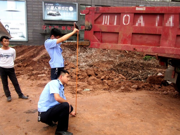 Tai nạn không ngờ: Dừng xe bên đường rồi bị cửa thùng xe tải "choảng" vào đầu, 2 mẹ con lăn đùng ngất xỉu ngay tại chỗ