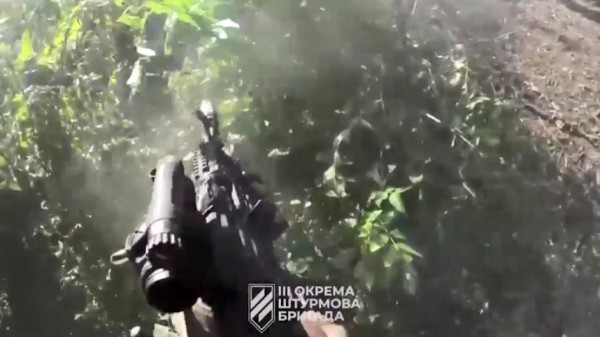 Ukraine đột kích boong-ke Nga, nhả đạn vào mục tiêu