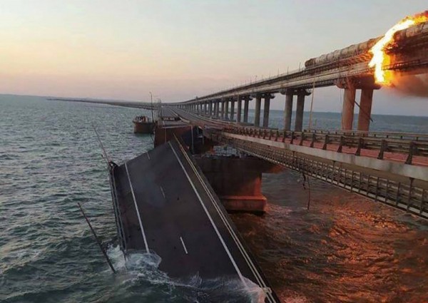 Vì sao Ukraine liên tiếp tấn công các cây cầu huyết mạch tại Crimea?