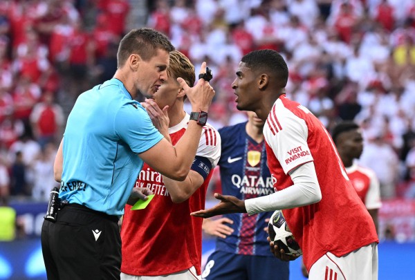 Trọng tài trận chung kết Champions League gây tranh cãi dữ dội, báo châu Âu dậy sóng Trọng tài trận chung kết Champions League gây tranh cãi dữ dội, báo châu Âu dậy sóng