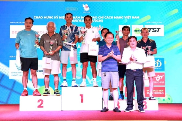 Giải quần vợt Hội Nhà báo TPHCM 2026 khép lại với nhiều trận đấu hấp dẫn