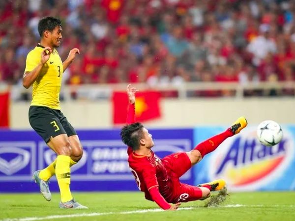 Thầy Kim lấy sổ ghi chép mọi số liệu các đối thủ tại AFF Cup, ai đáng sợ nhất? Thầy Kim lấy sổ ghi chép mọi số liệu các đối thủ tại AFF Cup, ai đáng sợ nhất?