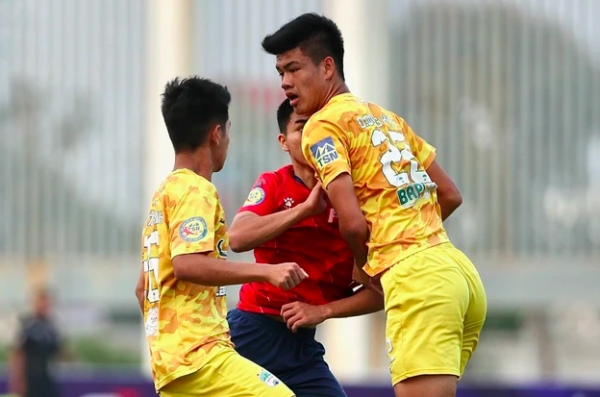 Trung vệ 1,95 m của HAGL sẽ không thất thế ở đội tuyển Việt Nam, bởi loạt lý do này… Trung vệ 1,95 m của HAGL sẽ không thất thế ở đội tuyển Việt Nam, bởi loạt lý do này…