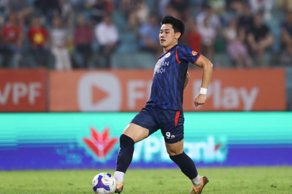 Đình Bắc ghi bàn trở lại ở V-League, HLV Kim Sang-sik và ông Polking cùng mừng lớn