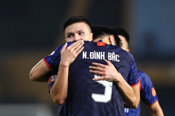 Đình Bắc ghi bàn trở lại ở V-League, HLV Kim Sang-sik và ông Polking cùng mừng lớn