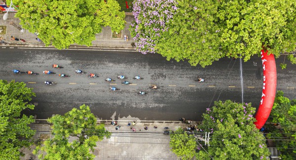 Sôi động cuộc đua xe đạp quanh Thành cổ Sôi động cuộc đua xe đạp quanh Thành cổ