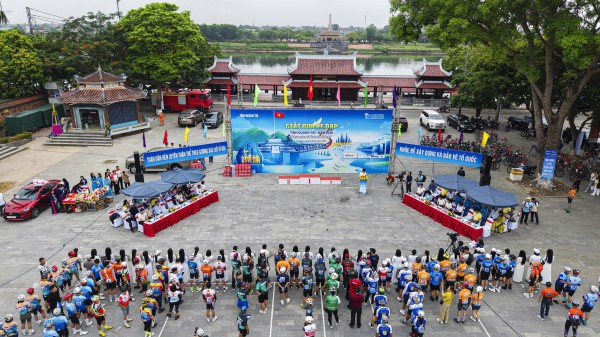 Sôi động cuộc đua xe đạp quanh Thành cổ Sôi động cuộc đua xe đạp quanh Thành cổ
